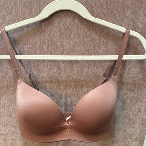 BEAUTIFUL Victoria’s Secret Satin Smooth WirelessBra in Dusty Rose 32DD